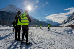 Personnes non-voyantes avec leurs moniteurs de ski