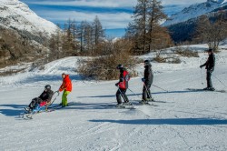 stagiaires et moniteurs en pleine descente