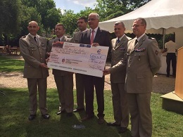 Remise de chèque de la brocante de l’état-major de l’armée de terre (24 juin 2015)