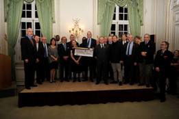 Remise de chèques chez le Gouverneur militaire de Paris