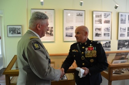 Le CEMAT félicite le chef de corps du Wounded Warrior Regiment