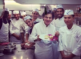 Le chef Guy Martin accueille un blessé, ancien stagiaire du CReBAT, au sein de sa brigade du Grand Véfour à Paris (octobre 2015)