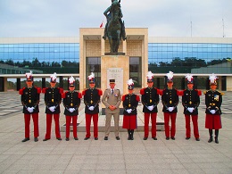 Les élèves officiers de la promotion Général Saint Hillier s’entraînent avec notre porte-fanion (mars 2017)